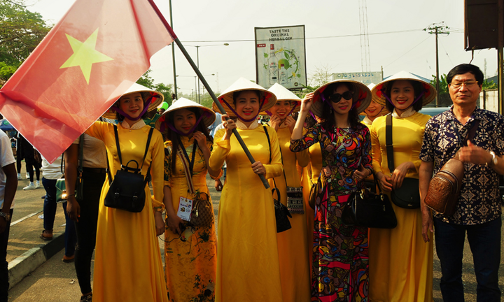 Áo dài Việt Nam nổi bật tại lễ hội đường phố lớn nhất châu Phi